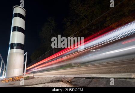 Stuttgart, Deutschland. November 2021. In Stuttgart steht eine Geschwindigkeitsfalle auf einer Straße. Nach einem langen politischen Streit ist der neue Bußgeldkatalog in Kraft getreten. Quelle: Marijan Murat/dpa/Alamy Live News Stockfoto