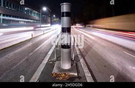 Stuttgart, Deutschland. November 2021. In Stuttgart steht eine Geschwindigkeitsfalle auf einer Straße. Nach einem langen politischen Streit ist der neue Bußgeldkatalog in Kraft getreten. Quelle: Marijan Murat/dpa/Alamy Live News Stockfoto