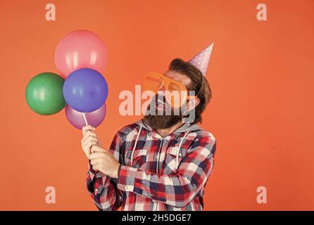 ich mag es. Stilvolle männliche Spaß am Geburtstag. Bärtiger Mann feiern Urlaub. Jahrestag. Überraschung für ihn. Event-Manager mit Geschenk. Reifen Kerl in Stockfoto