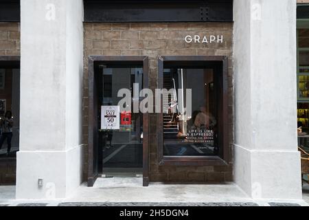 Außenarchitektur und Dekoration der lokalen Kaffeebar und Bäckerei mit Fassade und Frontstore-Design Stockfoto