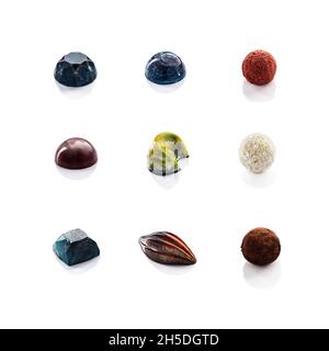 Set von handgefertigten Pralinen auf weißem Hintergrund isoliert. Stockfoto