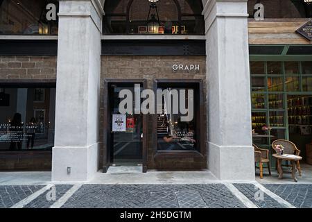 Außenarchitektur und Dekoration der lokalen Kaffeebar und Bäckerei mit Fassade und Frontstore-Design Stockfoto