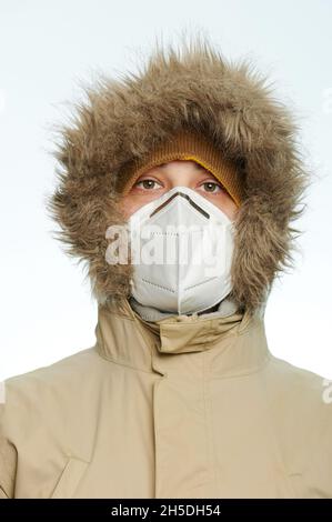 Nahaufnahme Porträt des Mannes in Maske isoliert auf weißem Studio-Hintergrund Stockfoto