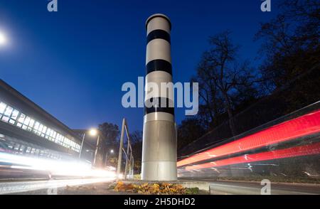 Stuttgart, Deutschland. November 2021. In Stuttgart steht eine Geschwindigkeitsfalle auf einer Straße. Nach einem langen politischen Streit ist der neue Bußgeldkatalog in Kraft getreten. Quelle: Marijan Murat/dpa/Alamy Live News Stockfoto