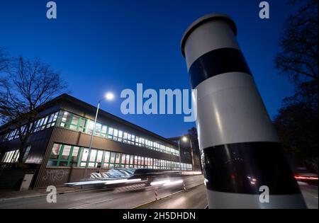 Stuttgart, Deutschland. November 2021. In Stuttgart steht eine Geschwindigkeitsfalle auf einer Straße. Nach einem langen politischen Streit ist der neue Bußgeldkatalog in Kraft getreten. Quelle: Marijan Murat/dpa/Alamy Live News Stockfoto