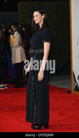 Los Angeles, USA. November 2021. LOS ANGELES, USA. 08. November 2021: Caitriona Balfe bei der Premiere von 'Belfast' im Academy Museum of Motion Picturs. Bildquelle: Paul Smith/Alamy Live News Stockfoto