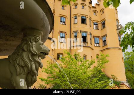 26. Mai 2019 Füssen, Deutschland - Schloss Hohenschwangau inmitten grüner alpiner Frühjahrsberge. Stockfoto