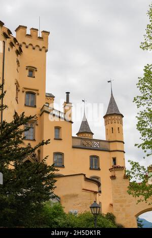 26. Mai 2019 Füssen, Deutschland - Schloss Hohenschwangau inmitten grüner alpiner Frühjahrsberge. Stockfoto