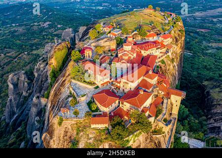 Meteora Klöster aus der Luft | Meteora Klöster von oben Stockfoto