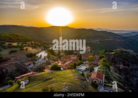 Meteora Klöster aus der Luft | Meteora Klöster von oben Stockfoto