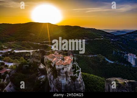 Meteora Klöster aus der Luft | Meteora Klöster von oben Stockfoto