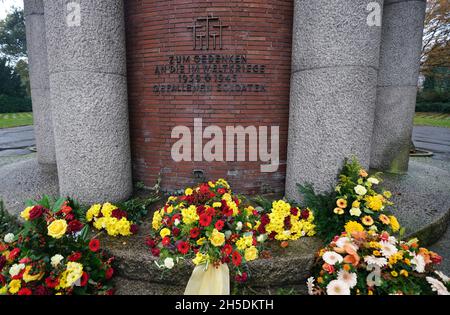 Hamburg, Deutschland. November 2021. Kriegsgräber sind auf dem Ohlsdorfer Friedhof zu sehen. Kredit: Marcus Brandt/dpa/Alamy Live Nachrichten Stockfoto