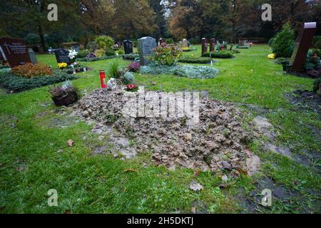 Hamburg, Deutschland. November 2021. Gräber sind auf dem Ohlsdorfer Friedhof zu sehen. Kredit: Marcus Brandt/dpa/Alamy Live Nachrichten Stockfoto
