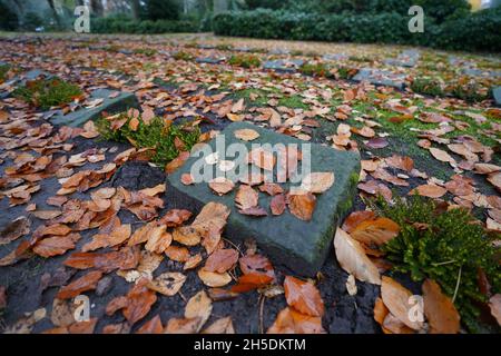 Hamburg, Deutschland. November 2021. Kriegsgräber sind auf dem Ohlsdorfer Friedhof zu sehen. Kredit: Marcus Brandt/dpa/Alamy Live Nachrichten Stockfoto