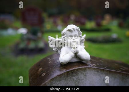 Hamburg, Deutschland. November 2021. Gräber sind auf dem Ohlsdorfer Friedhof zu sehen. Kredit: Marcus Brandt/dpa/Alamy Live Nachrichten Stockfoto