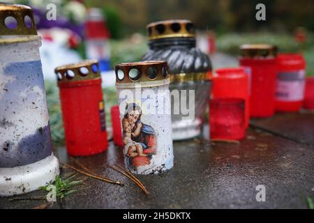 Hamburg, Deutschland. November 2021. Auf dem Friedhof von Ohlsdorf sind Grablichter zu sehen. Kredit: Marcus Brandt/dpa/Alamy Live Nachrichten Stockfoto