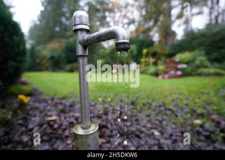 Hamburg, Deutschland. November 2021. Auf dem Friedhof in Ohlsdorf ist ein Wasserhahn zu sehen. Kredit: Marcus Brandt/dpa/Alamy Live Nachrichten Stockfoto