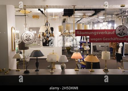 Hamburg, Deutschland. November 2021. Blick durch das Schaufenster des Leuchtenhauses Ewige Lampe. Kredit: Marcus Brandt/dpa/Alamy Live Nachrichten Stockfoto