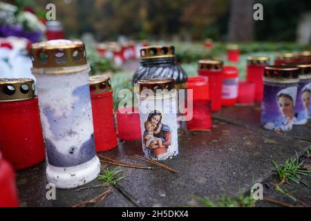 Hamburg, Deutschland. November 2021. Auf dem Friedhof von Ohlsdorf sind Grablichter zu sehen. Kredit: Marcus Brandt/dpa/Alamy Live Nachrichten Stockfoto