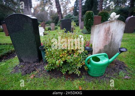 Hamburg, Deutschland. November 2021. Gräber sind auf dem Ohlsdorfer Friedhof zu sehen. Kredit: Marcus Brandt/dpa/Alamy Live Nachrichten Stockfoto