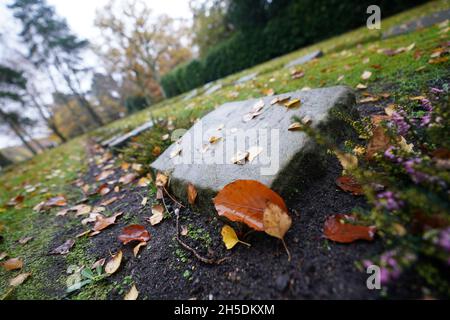 Hamburg, Deutschland. November 2021. Kriegsgräber sind auf dem Ohlsdorfer Friedhof zu sehen. Kredit: Marcus Brandt/dpa/Alamy Live Nachrichten Stockfoto