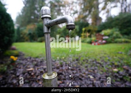 Hamburg, Deutschland. November 2021. Auf dem Friedhof in Ohlsdorf ist ein Wasserhahn zu sehen. Kredit: Marcus Brandt/dpa/Alamy Live Nachrichten Stockfoto