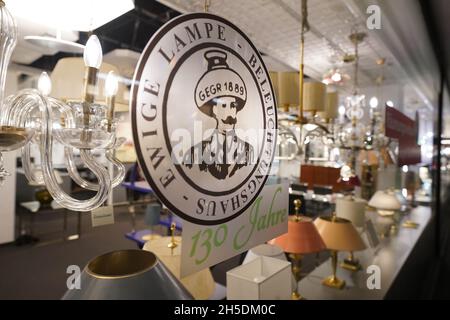 Hamburg, Deutschland. November 2021. Blick durch das Schaufenster des Leuchtenhauses Ewige Lampe. Kredit: Marcus Brandt/dpa/Alamy Live Nachrichten Stockfoto