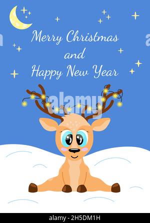 Weihnachtskarte. Niedlicher Cartoon-Hirn mit glühender Girlande auf Hörnern, die auf Schnee sitzen und lächeln. Sternenhimmel und Inschrift Frohe Weihnachten und H Stock Vektor