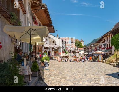 Die Hauptstraße Rue du Bourg *** Ortsüberschrift *** Gruyères, Kanton Freiburg, Schweiz, Stadt, Dorf, , Sommer, Berge, Hügel, Menschen, Stockfoto