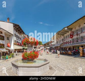 Die Hauptstraße Rue du Bourg *** Ortsüberschrift *** Gruyères, Kanton Freiburg, Schweiz, Stadt, Dorf, Blumen, Sommer, Menschen, Stockfoto