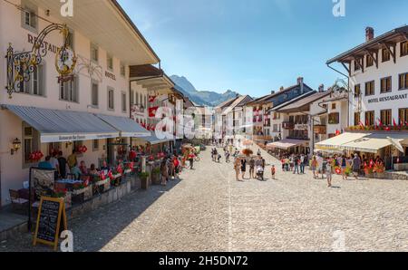 Die Hauptstraße Rue du Bourg *** Ortsüberschrift *** Gruyères, Kanton Freiburg, Schweiz, Stadt, Dorf, , Sommer, Berge, Hügel, Menschen, Stockfoto