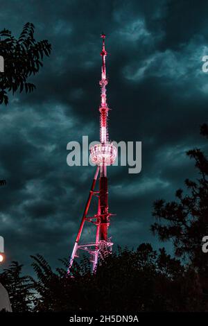 Fernsehturm in Tiflis. Nachtaufnahme des beleuchteten Turms der Tbilisi tv-Sendung, Georgien Stockfoto