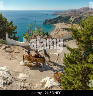 Blick vom Panagia-Tsambika-Kloster auf den Tsambika-Strand *** Ortsüberschrift *** Tsambika, Rhodos, Rhodos, Griechenland, Landschaft, Wald, Holz Stockfoto