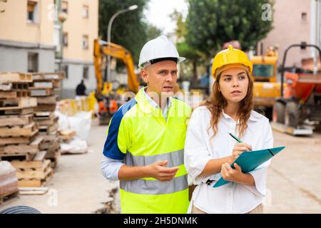 Bauingenieure überprüfen den Arbeitsprozess auf der Baustelle Stockfoto