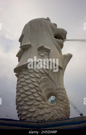 Nahaufnahme der merlion-Statue mit tiefem Winkel und blauem Himmel im Hintergrund. Fabelwesen als nationales Symbol von Singapur. Keine Personen. Stockfoto