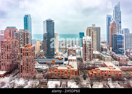 Blick auf die Stadt Ariel in Chicago auf unscheinbare Gebäude in der Nähe des Lake Michigaan, die einen bewölkten, moody Himmel zeigen. Stockfoto