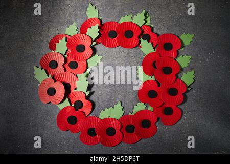 Tag der Erinnerung an den Weltkrieg. Roter Mohn ist Symbol der Erinnerung an die Gefallenen im Krieg. Roter Mohnenkranz. Stockfoto