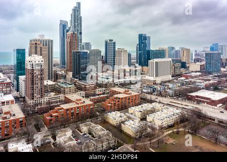 Blick auf die Stadt Ariel in Chicago auf unscheinbare Gebäude in der Nähe des Lake Michigaan, die einen bewölkten, moody Himmel zeigen. Stockfoto