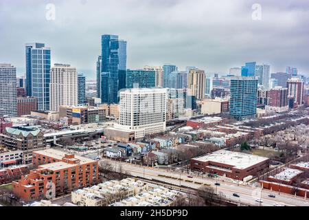 Blick auf die Stadt Ariel in Chicago auf unscheinbare Gebäude in der Nähe des Lake Michigaan, die einen bewölkten, moody Himmel zeigen. Stockfoto