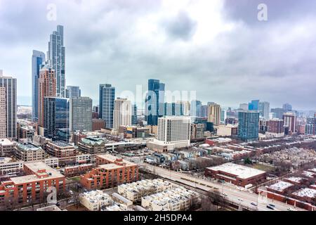 Blick auf die Stadt Ariel in Chicago auf unscheinbare Gebäude in der Nähe des Lake Michigaan, die einen bewölkten, moody Himmel zeigen. Stockfoto