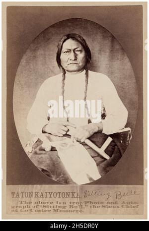 Chief Sitting Bull (1831-1890), Anführer der indianischen Lakota, Porträtfoto-Kabinettkarte von Bailey, Dix und Mead, 1882 Stockfoto