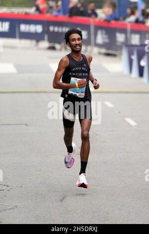 Kevin Horchler von Long Beach, Calif, belegt den sechsten Platz in 2:24:18 beim 36. Los Angeles Marathon, Sonntag, den 7. November 2021, im Century City Gebiet von Los Ang Stockfoto