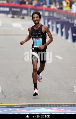 Kevin Horchler von Long Beach, Calif, belegt den sechsten Platz in 2:24:18 beim 36. Los Angeles Marathon, Sonntag, den 7. November 2021, im Century City Gebiet von Los Ang Stockfoto