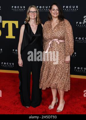 Los Angeles, Usa. November 2021. LOS ANGELES, KALIFORNIEN, USA - 08. NOVEMBER: Die Produzenten Laura Berwick und Becca Kovacik kommen zur Los Angeles Premiere von Focus Features' 'Belfast', die am 8. November 2021 im Academy Museum of Motion Pictures in Los Angeles, Kalifornien, USA, stattfand. (Foto: Xavier Collin/Image Press Agency/Sipa USA) Quelle: SIPA USA/Alamy Live News Stockfoto