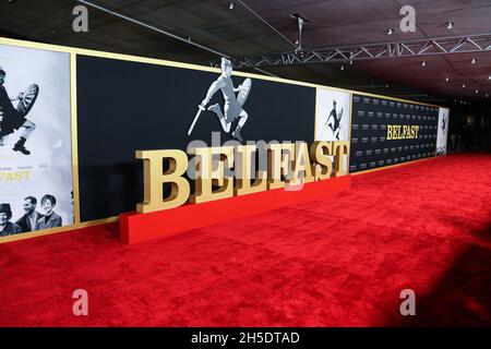 Los Angeles, Usa. November 2021. LOS ANGELES, KALIFORNIEN, USA - 08. NOVEMBER: Ein allgemeiner Blick auf die Atmosphäre bei der Los Angeles Premiere von Focus Features' 'Belfast', die am 8. November 2021 im Academy Museum of Motion Pictures in Los Angeles, Kalifornien, USA, stattfand. (Foto: Xavier Collin/Image Press Agency/Sipa USA) Quelle: SIPA USA/Alamy Live News Stockfoto