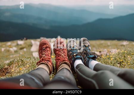 Ein paar Freunde wandern zu Fuß Wanderer vor einem Panoramaberg, Urlaubskonzept Stockfoto