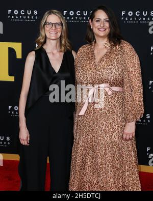 Los Angeles, Usa. November 2021. LOS ANGELES, KALIFORNIEN, USA - 08. NOVEMBER: Die Produzenten Laura Berwick und Becca Kovacik kommen zur Los Angeles Premiere von Focus Features' 'Belfast', die am 8. November 2021 im Academy Museum of Motion Pictures in Los Angeles, Kalifornien, USA, stattfand. (Foto: Xavier Collin/Image Press Agency/Sipa USA) Quelle: SIPA USA/Alamy Live News Stockfoto