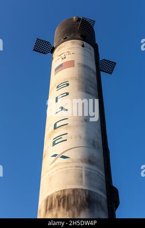 Dubai, VAE, 27.10.2021. Falcon 9 Space X, wiederverwendbarer Mittellift-Trägerrakete, der auf der Expo 2020 in Dubai ausgestellt wurde. Stockfoto