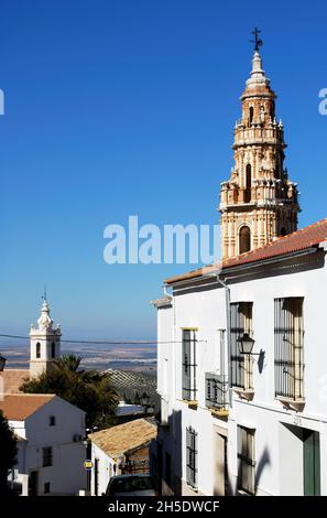 Blick auf den Victoria Turm und die Pfarrkirche San Sebastian mit Blick auf die Landschaft, EstEPA, Andalusien, Spanien. Stockfoto