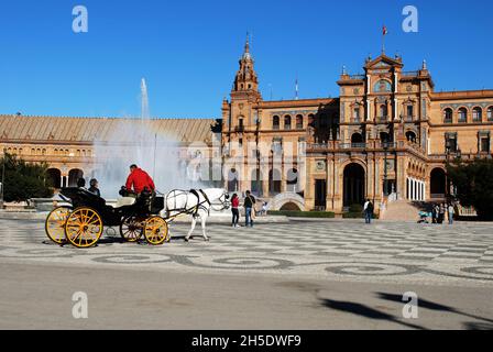 Blick auf das zentrale Gebäude auf der Plaza de Espana mit einer Pferdekutsche im Vordergrund, Sevilla, Sevilla, Spanien Stockfoto